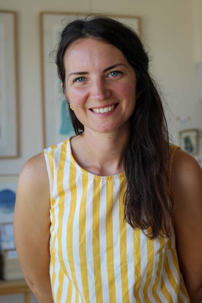 Portrait de Noémie Courant, artiste autodidacte et graveuse installée à Plougastel dans le Finistère Noémie Courant – Artiste et graveuse