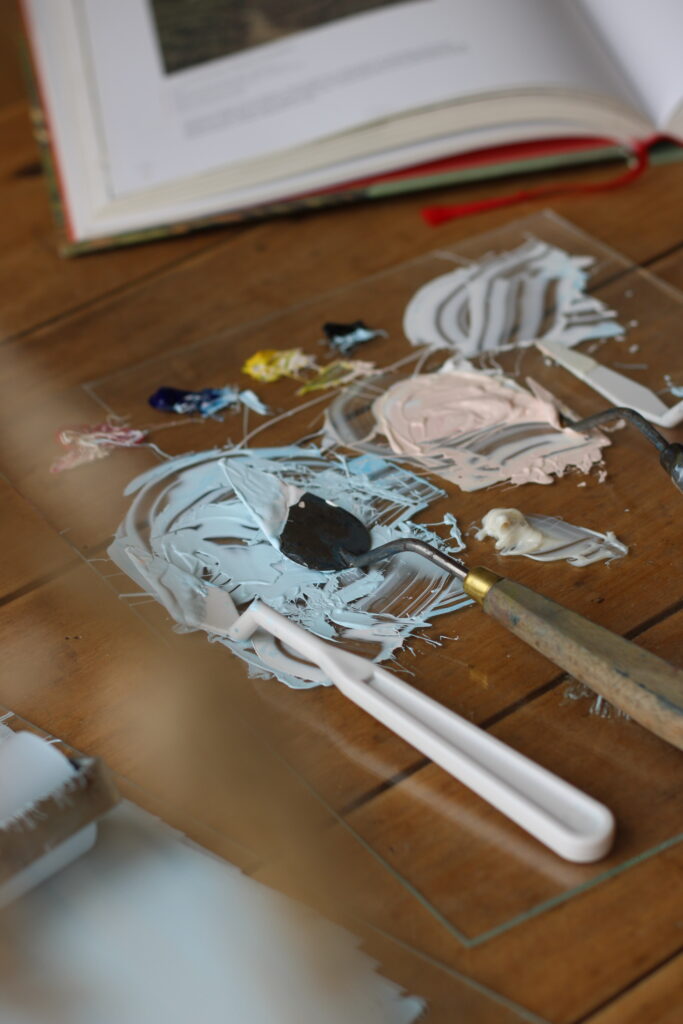 Spatules et outils utilisés pour la création de linogravures dans l'atelier de Noémie Courant