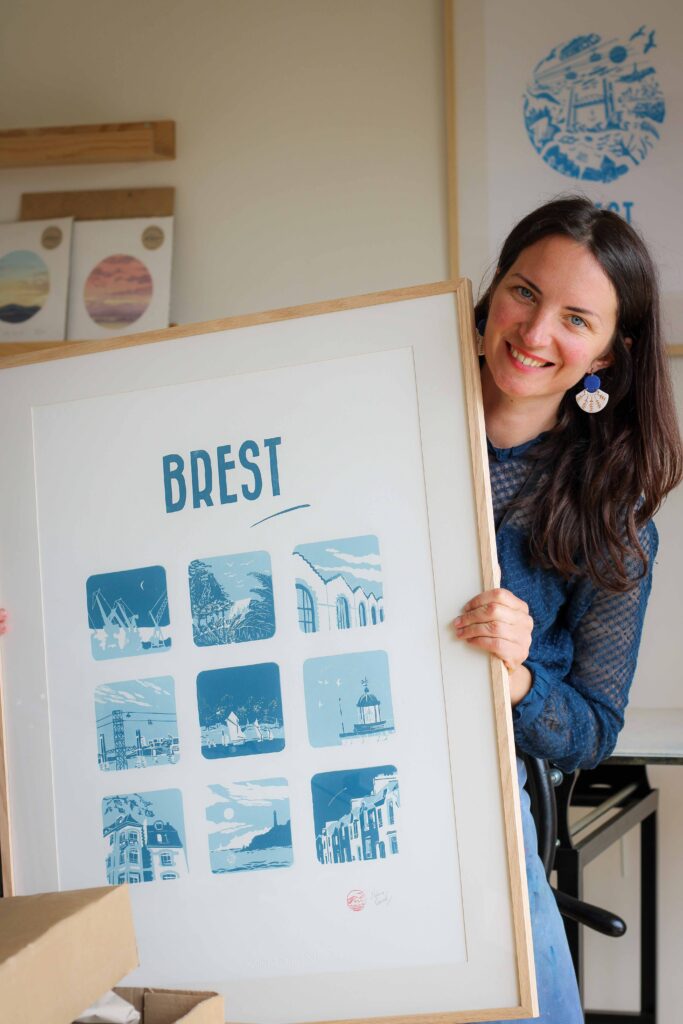 Noémie Courant présente une linogravure représentant la ville de Brest