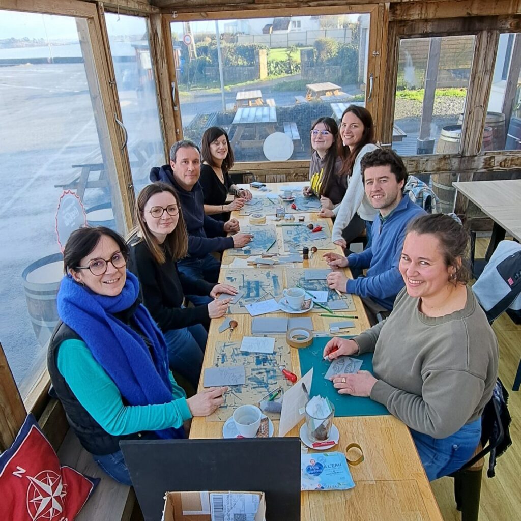 Atelier de linogravure privatisé pour une entreprise Groupe de collaborateurs d'une même entreprise réalisant des linogravures lors d'un atelier privatisé