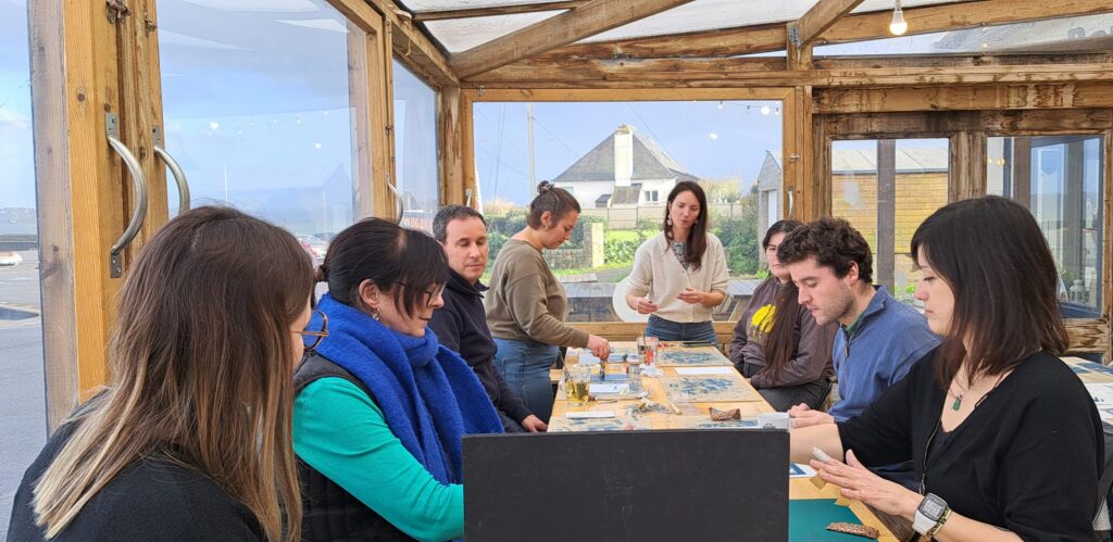 Atelier de linogravure pour une équipe Groupe de participants d'une même entreprise gravant leurs plaques de linoléum lors d'un atelier de linogravure