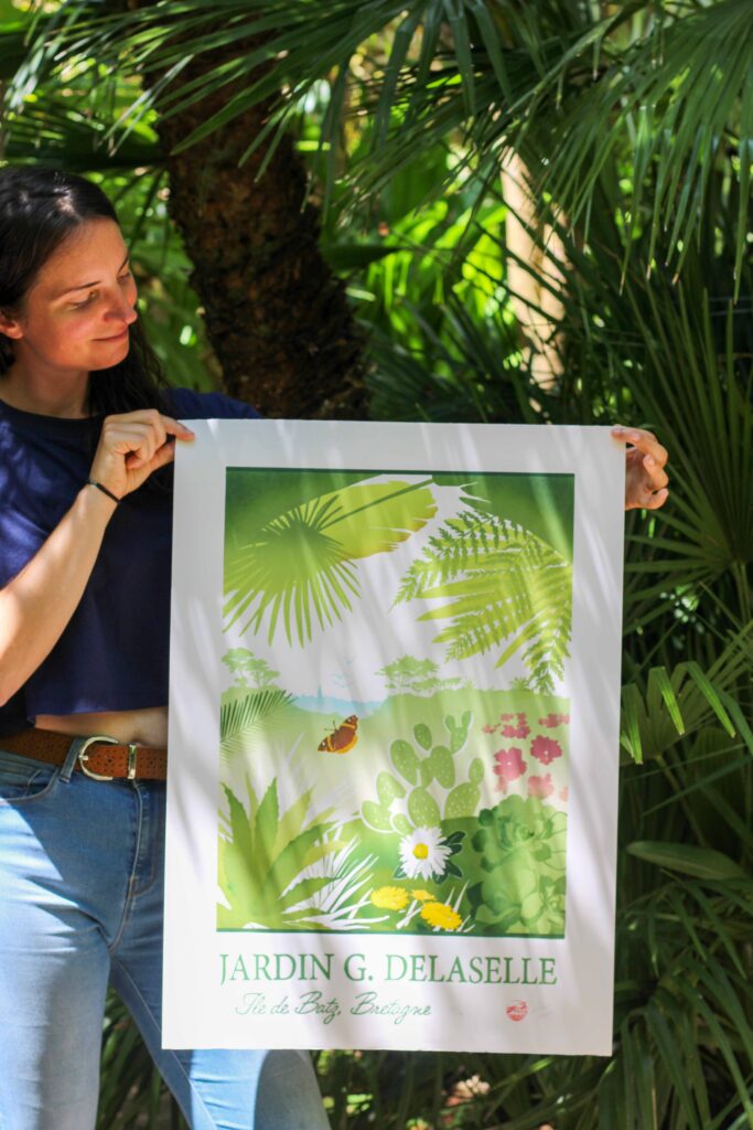 Noémie Courant présentant une linogravure du Jardin Georges Delaselle