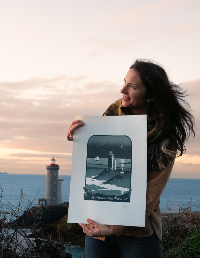 Linogravure du phare du Petit Minou en bord de mer Noémie Courant présentant sa linogravure du phare du Petit Minou face à la mer