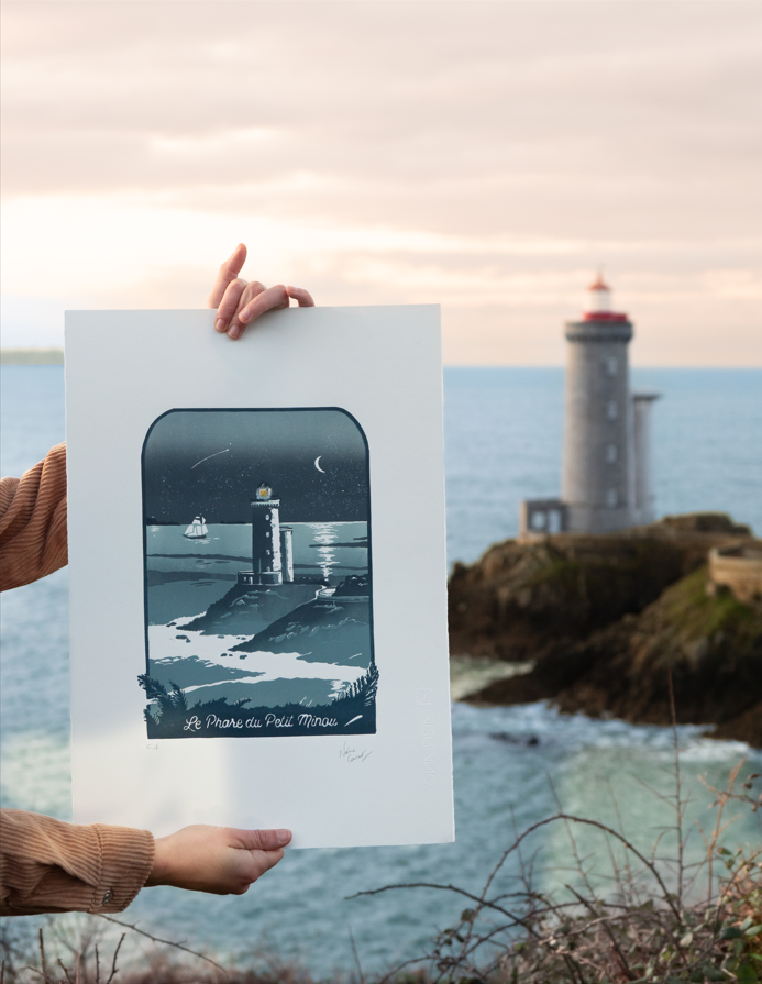 Linogravure du Petit Minou au lever du soleil Linogravure du phare du Petit Minou tenue devant le paysage côtier au lever du soleil