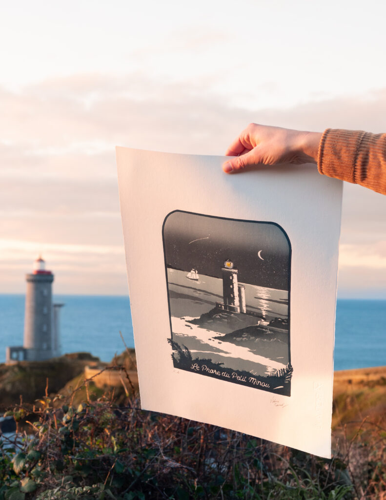 Linogravure du phare du Petit Minou Linogravure du phare du Petit Minou présentée devant le paysage côtier