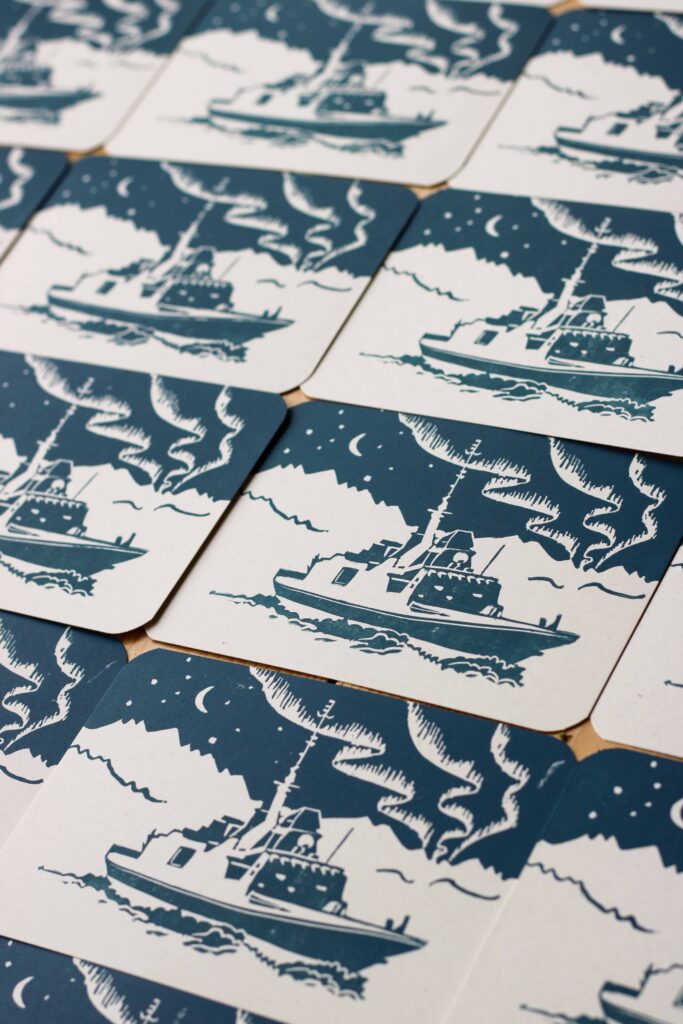 Détail des cartes en linogravure Détail des cartes réalisées en linogravure pour la Marine Nationale