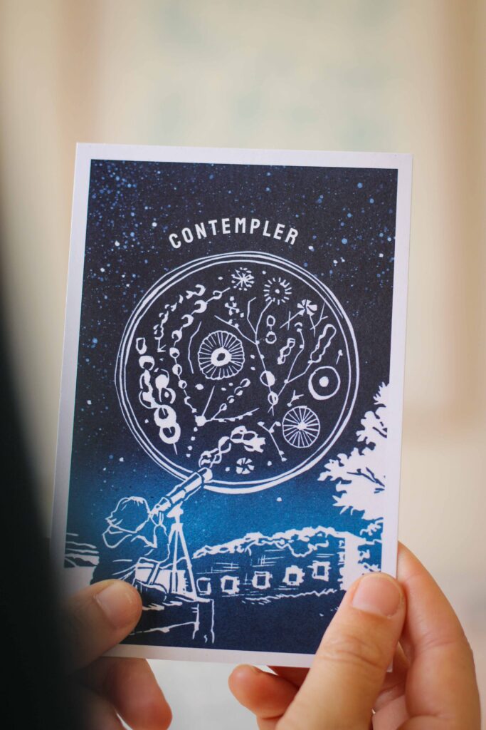 Carte postale réalisée par Noémie Courant pour Océanopolis Carte postale éditée par Noémie Courant d'après une linogravure originale pour le projet Science Comes to Town, avec Océanopolis