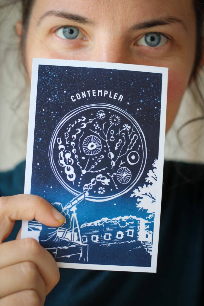 Carte postale réalisée par Noémie Courant pour le projet Science Comes to Town Carte postale éditée par Noémie Courant d'après une linogravure originale pour le projet Science Comes to Town