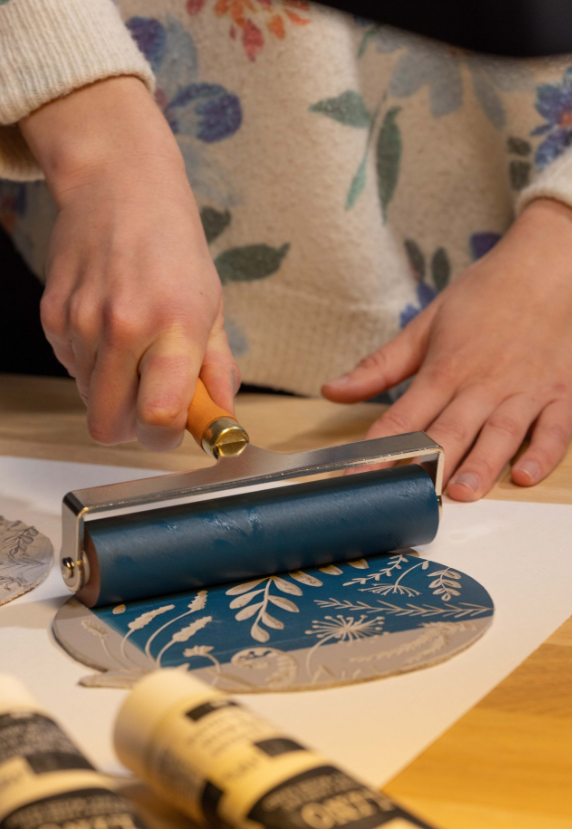 Encrage d'une linogravure Encrage d'une linogravure réalisée avec les produits Pébéo