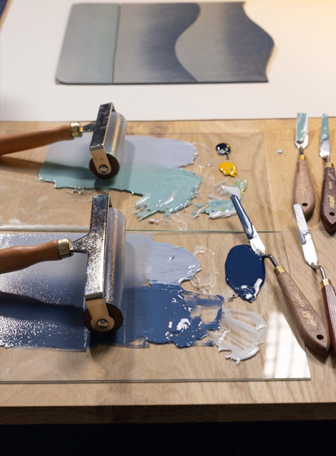 Mise en couleur d'une linogravure Rouleau chargé d'encres colorées pour l'impression d'une linogravure